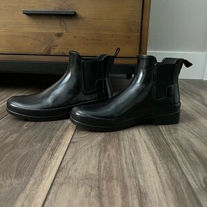 Hunter black Chelsea rain boot W8 glossy finish